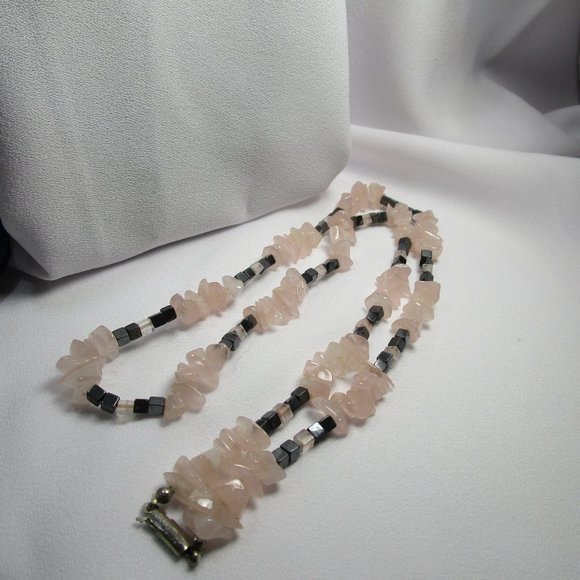 🌷Host Pick🌷Vintage Pink Quartz/Hematite Necklace - Picture 4 of 5